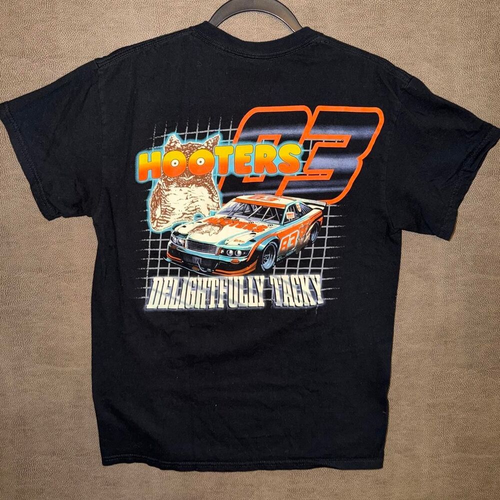 Hooters ‘delightfully tacky’ t-shirt. Size M